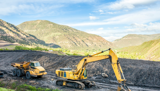 鏖战2026；公募；抱团取暖；有色