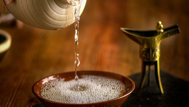 汇添富中证主要消费ETF,消费ETF,消费,中证主要消费交易型开放式指数证券投资基金,159928,;洋河股份;净利预降六成;70亿分红承诺告吹;股价再跌超3%;消费ETF(159928);回调近2%;狂揽2亿份净申购;2026白酒板块看法