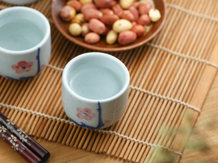 “茅五泸汾洋”集体上攻，华宝基金食品饮料ETF(515710)逆市收红！机构：短期波动不影响板块长期向好趋势