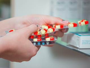 大反攻启动？港股通创新药低位爆发，520880放量暴涨5.5%！龙头领涨近14%，英矽智能、维立志博-B等多股狂飙10%