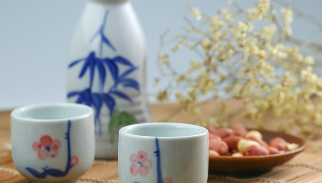 吃喝板块逆市猛拉，酒类股爆发！华宝基金食品饮料ETF(515710)上探1.64%！行业复苏在即？