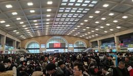 冒着冻雨返乡的人：花了41小时、买了10倍价机票，终于回家了