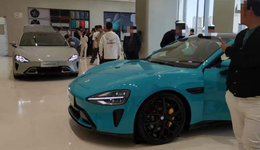 实探小米SU7上市首日交付中心，站满35+的中年人