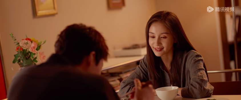 不走偶像剧路线的《玫瑰丛生》，为什么会让人们边骂边看？-锋巢网