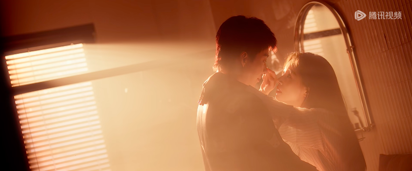 不走偶像剧路线的《玫瑰丛生》，为什么会让人们边骂边看？-锋巢网