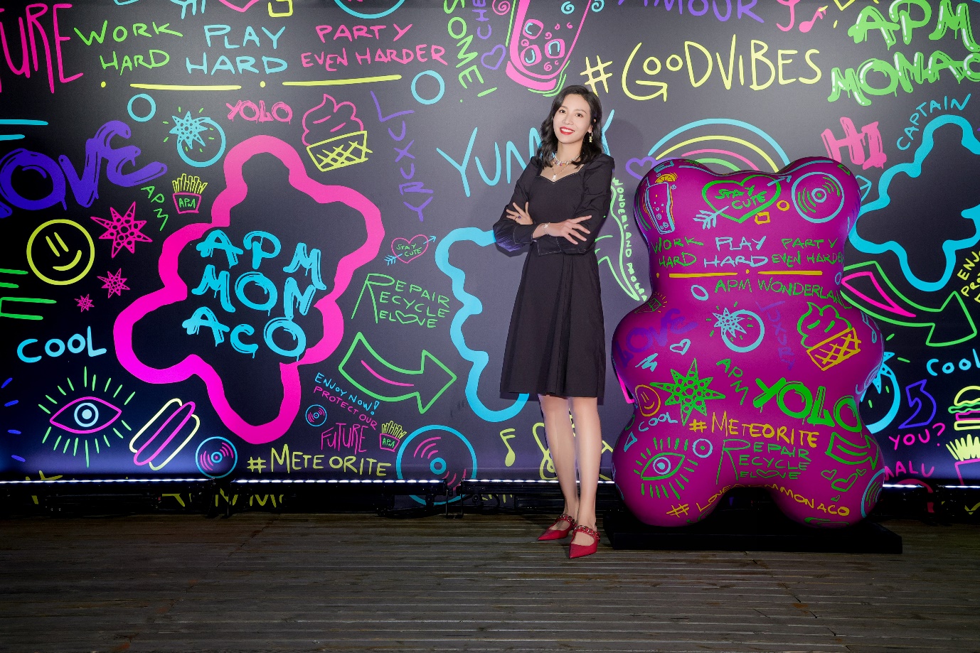 黑板上的涂鸦描述已自动生成