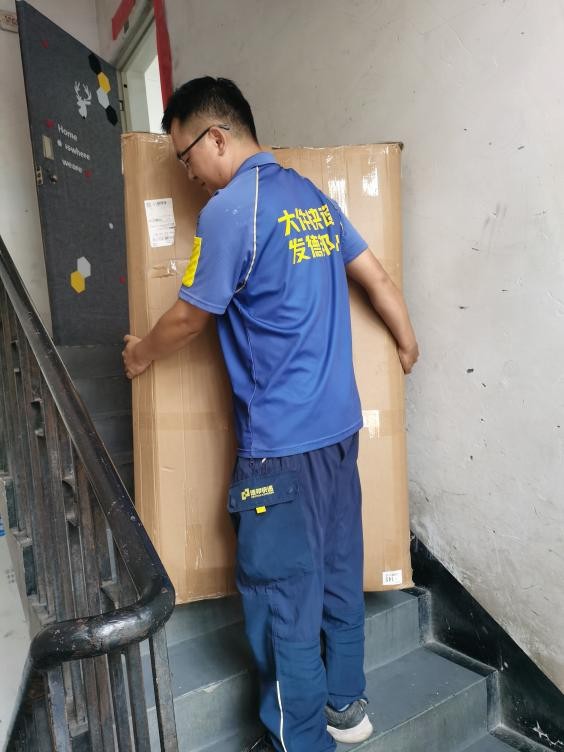 制氧机什么时候是快递员更是党员,德邦快递小哥行走城市乡间踏实前行-上海聚慕医疗器械有限公司
