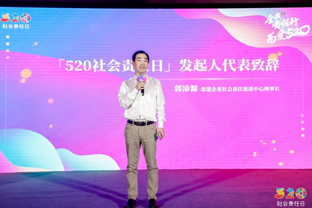 屏幕上的男人和女人中度可信度描述已自动生成