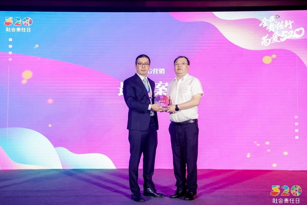 男人和女人站在舞台上中度可信度描述已自动生成