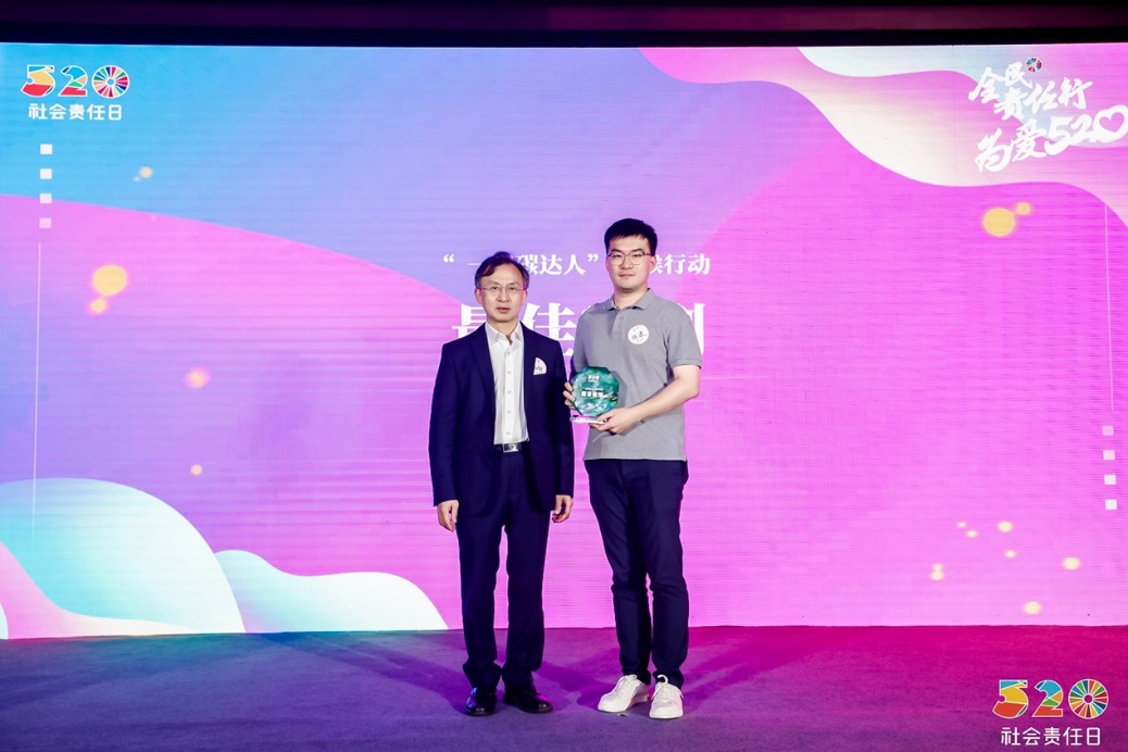 图片包含 室内, 站, 监控, 对着描述已自动生成