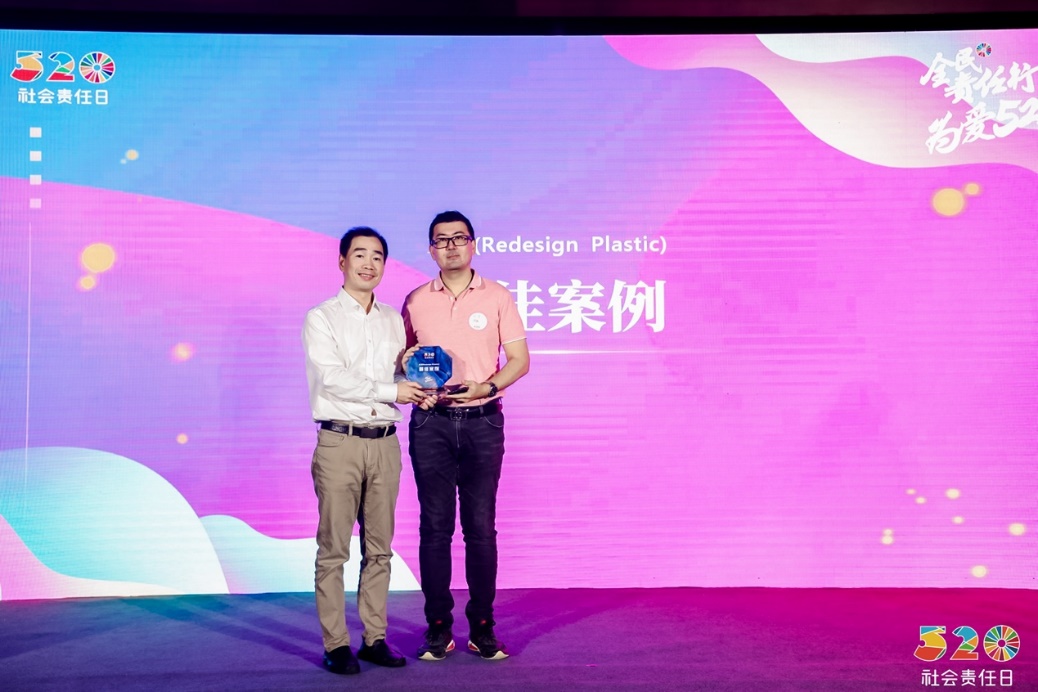 屏幕上的男人和女人站在一起中度可信度描述已自动生成