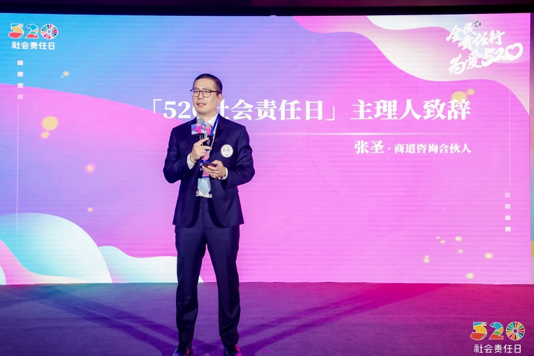 屏幕上的男人和女人描述已自动生成