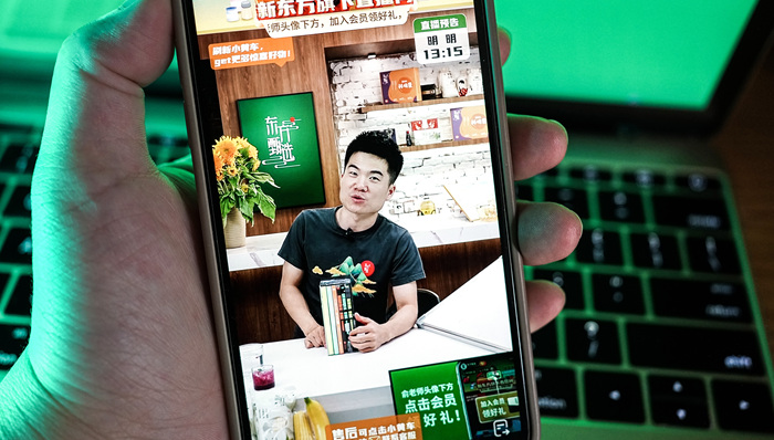 董宇辉粉丝“手撕”东方甄选背后，粉丝“饭圈”影响正在扩大化