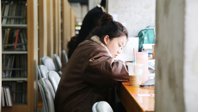 考研大潮中，新闻传播专业成为新一代“卷王”