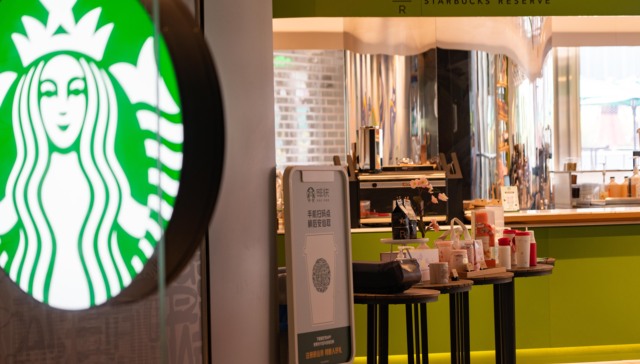 22元一瓶依云矿泉水被指太贵没人买，星巴克门店回应