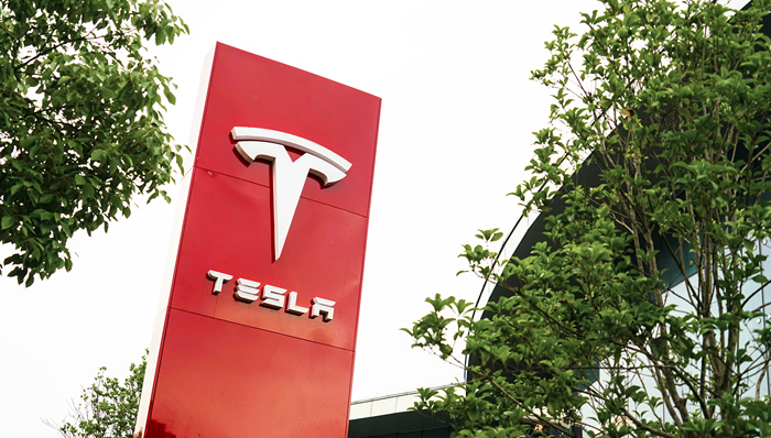 特斯拉Model 3和Model Y起售价分别下调1.4万元和2.8万元，官方小程序一度崩溃