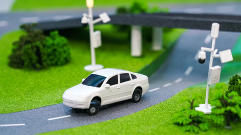 同是谈智驾，雷军与何小鹏的两会议案为何思路迥异？