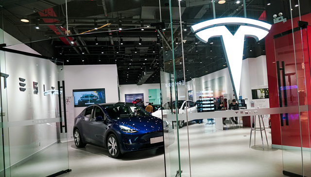 No cause yet in fatal Tesla crash