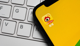 微博实锤“中年危机”，AI是救命稻草还是慢性毒药？