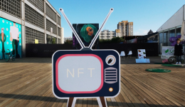 电视诞生近百年：做大屏、砍价格，未来怎么走