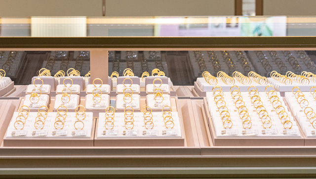 Gold buyers;prices pull back;record highs