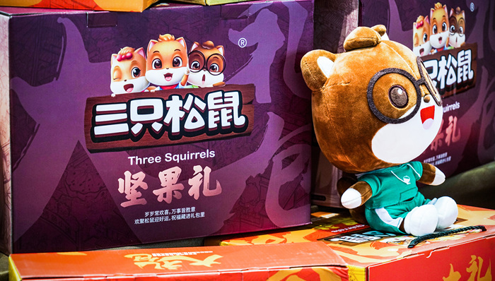 爬出业绩低谷的三只松鼠准备激战线下