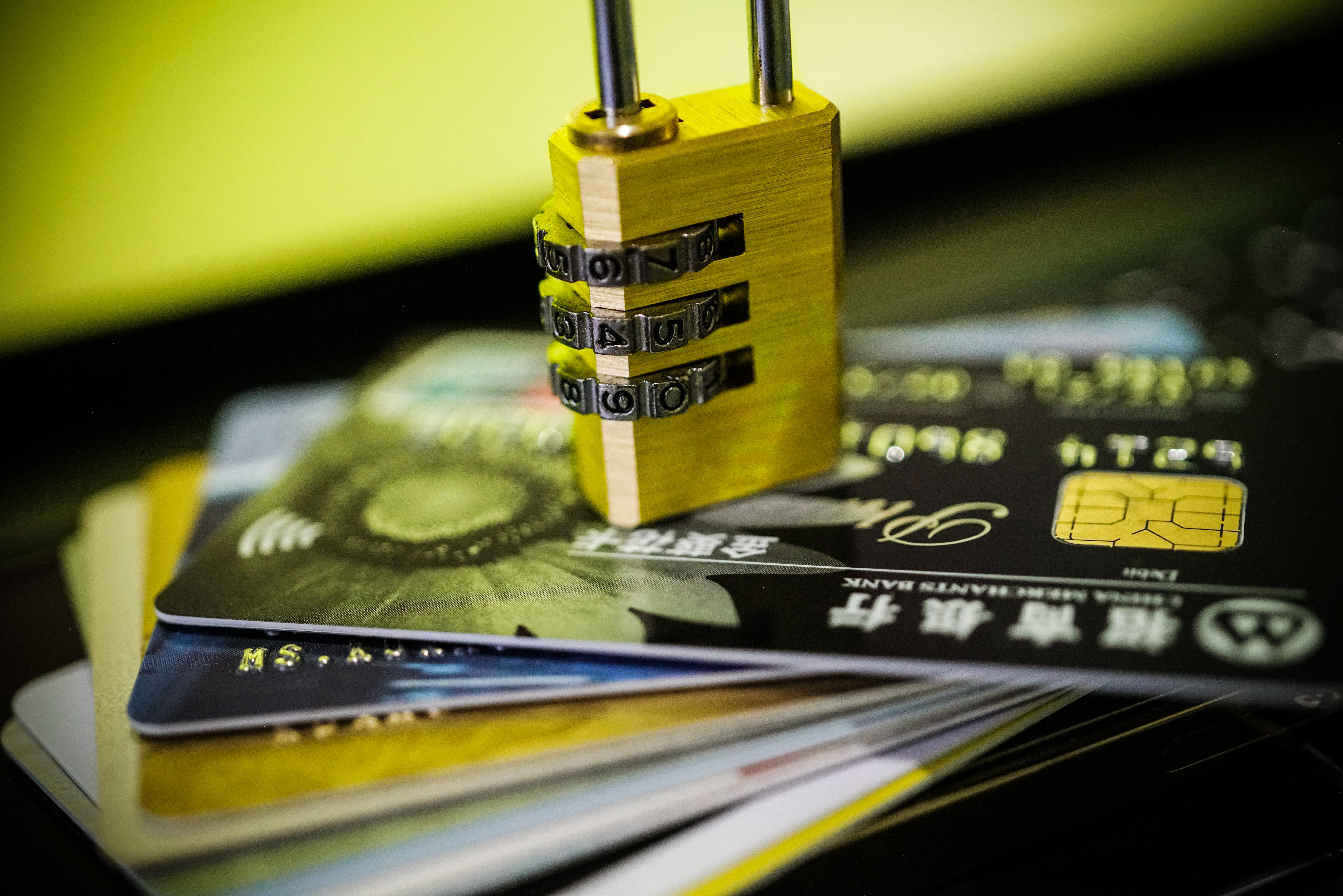 “今天银行业面临的最大矛盾就是零售客户数不增”，有银行客户数下降