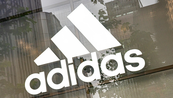 挖角彪马CEO、继续出售椰子系列，阿迪达斯三季度中国市场再跌逾25%