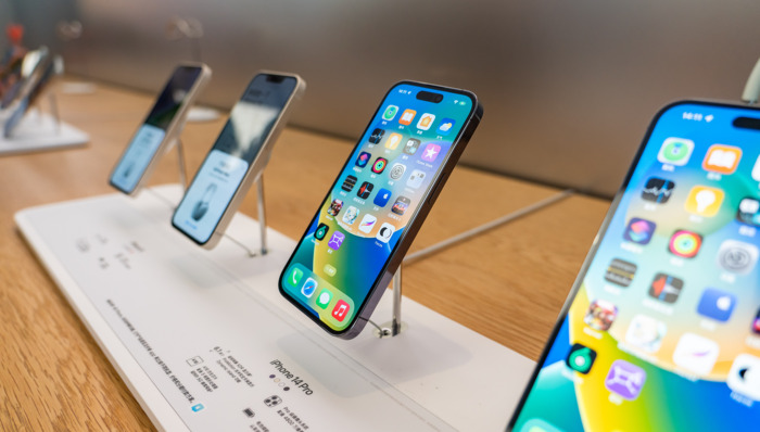 iPhone;三星;全球智能手机市场;出货量下降;三季度;Q3;22%;创纪录跌幅;手机出货量;智能手机出货量;市场分析;科技新闻;手机行业;供应链;消费电子;需求疲软;经济下行;手机厂商;数据报告;Counterpoint;IDC;市场衰退;季度报告;智能手机销量;手机市场动态