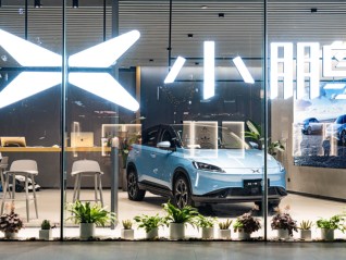小鵬汽車去年四季度首次實現(xiàn)盈利，今年一季度銷量預計下滑約三成