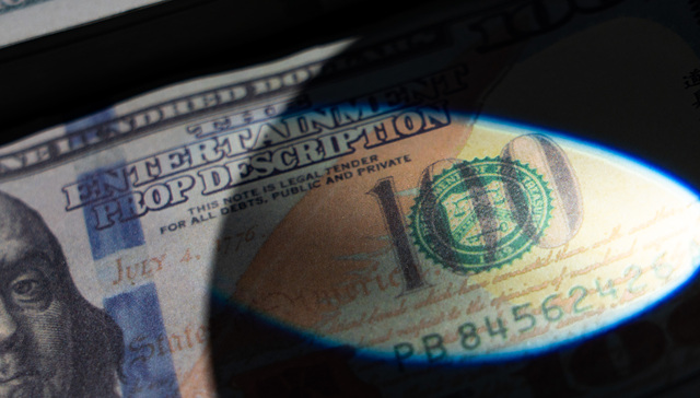 人民币对美元一度大涨近千点，多地优化疫情防控举措改善经济预期