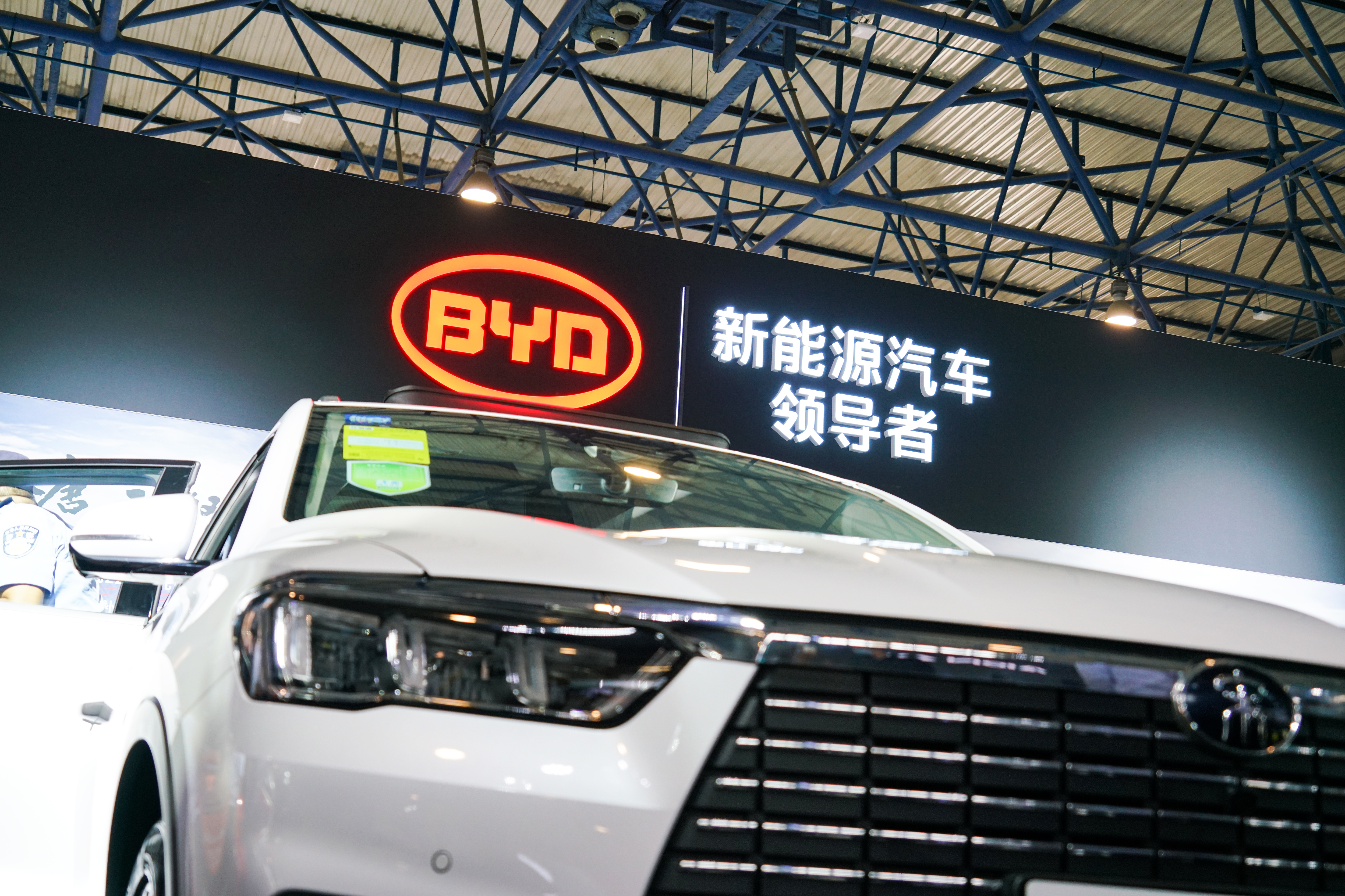 一年建成的两万座闪充站，怎么帮比亚迪守住销冠地位？