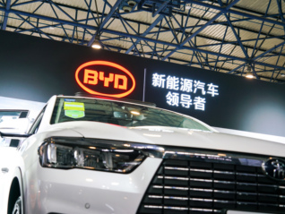 一年建成的两万座闪充站，怎么帮比亚迪守住销冠地位？