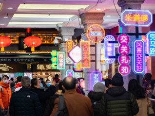 “能买到最全泡泡玛特和限定LV”，老外来上海购物有了新理由