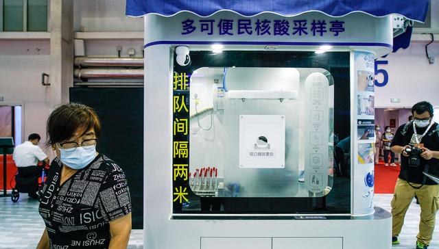 被废弃在2022年的核酸采样亭：挂上闲鱼，“出个价就卖”