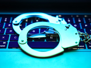 “开盒”900余组个人隐私信息并侮辱谩骂、造谣诽谤，2人获刑一年六个月