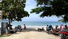 第一批出境游的年輕人涌向泰國(guó)