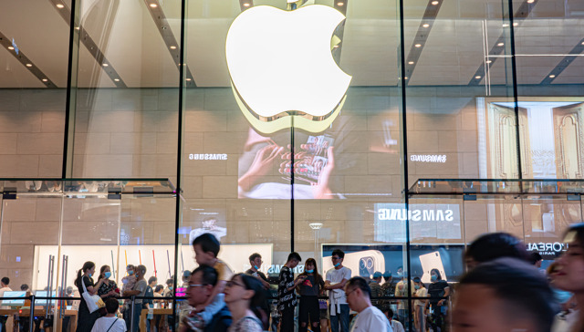 苹果被曝首款折叠iPhone出货量或达千万台，2028年将发布折叠iPad