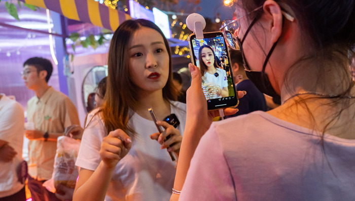 和春晚合作直播带货？签约了50个艺人的遥望科技盘中涨停