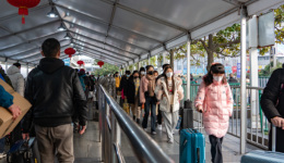 高薪送快遞，帶團(tuán)去大理，那些不回家過年的人