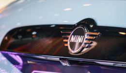 宝马MINI就区别对待访客事件致歉，去年在华销量不到3万辆｜2023上海车展