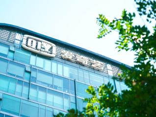 “爱奇艺疯了”？CEO龚宇回应，张若昀于和伟等紧急声明