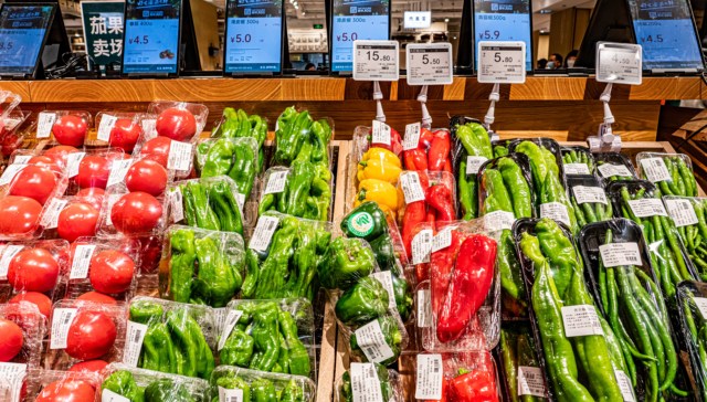 英国人餐盘新鲜蔬菜短缺，乐购等超市已对西红柿、辣椒、黄瓜等产品进行限购