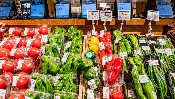 英国人餐盘新鲜蔬菜短缺，乐购等超市已对西红柿、辣椒、黄瓜等产品进行限购