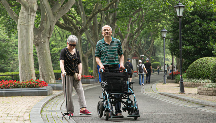 关注老年人长期护理风险！寿险与长护险责任转换将于5月起开展试点