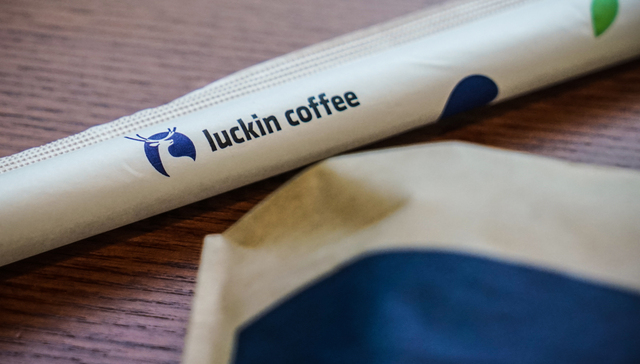 消费的冷风也吹到了瑞幸和喜茶的纸杯吸管供应商