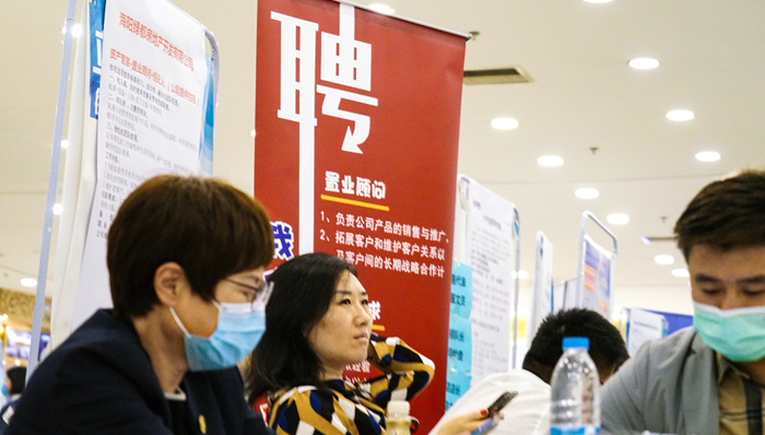 当县城柜员还有希望吗？银行春招进行时：岗位缩减、与大厂“抢”科技人才