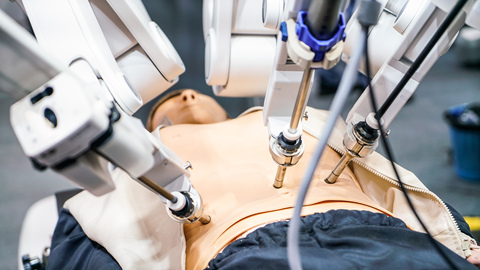 实控人减持、散户入场，迈瑞医疗靠AI和海外能否赢回下一局？