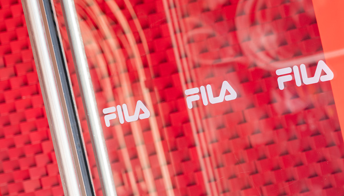 瞄准高端菁英人群，FILA和迈凯伦联名高尔夫系列
