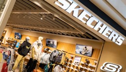 680亿，一代鞋王被卖了